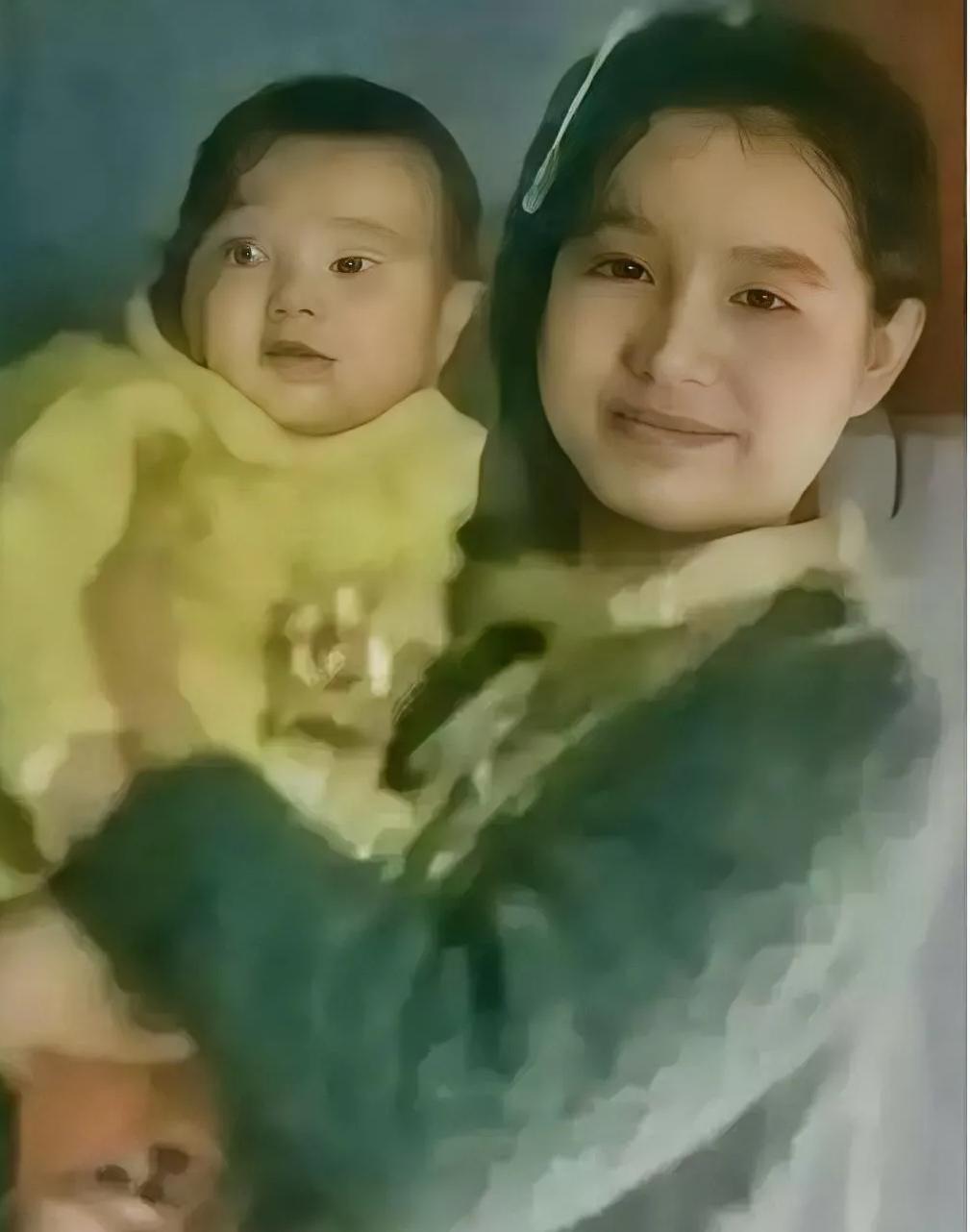 1976年女知青抱子回京，母亲怒骂后却抢着养娃，真相破防了
 
1976年，25