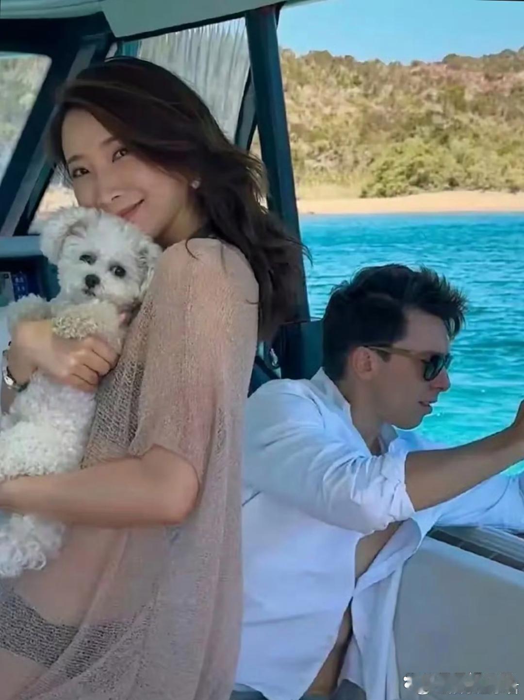 陈赫前妻许婧秀恩爱陈赫前妻许婧近日晒与老公意大利度假合照秀恩爱，出海度假还有小狗