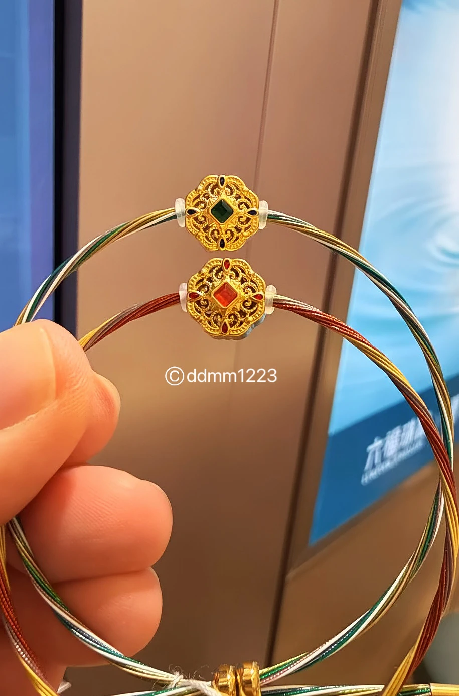 黄金还是买六福吧。[萌萌哒R] 红的给相夷！ 绿的给花花！ 	 成毅六福珠宝