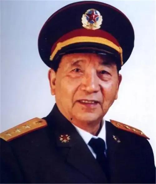 秦基伟是我军名将，他文化程度不高，但脑子灵活，性格坚毅刚强，果断勇敢，擅长军事指