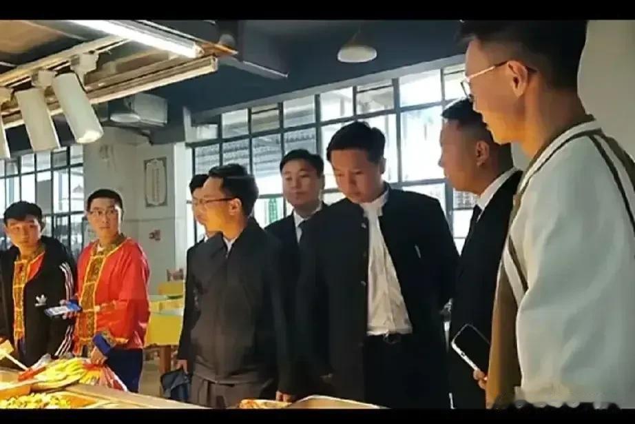 赤裸裸的讽刺！学生模仿校领导视察学校，引发思考：模仿是否足以成就官场之路？

近