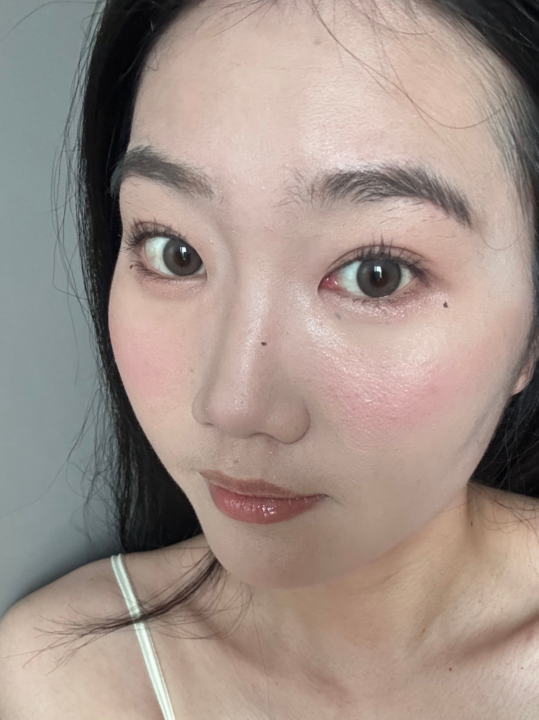 画完了！今天的天气阴阴的我的腮红下手有点重了有一边的睫毛没弄好 ​​​