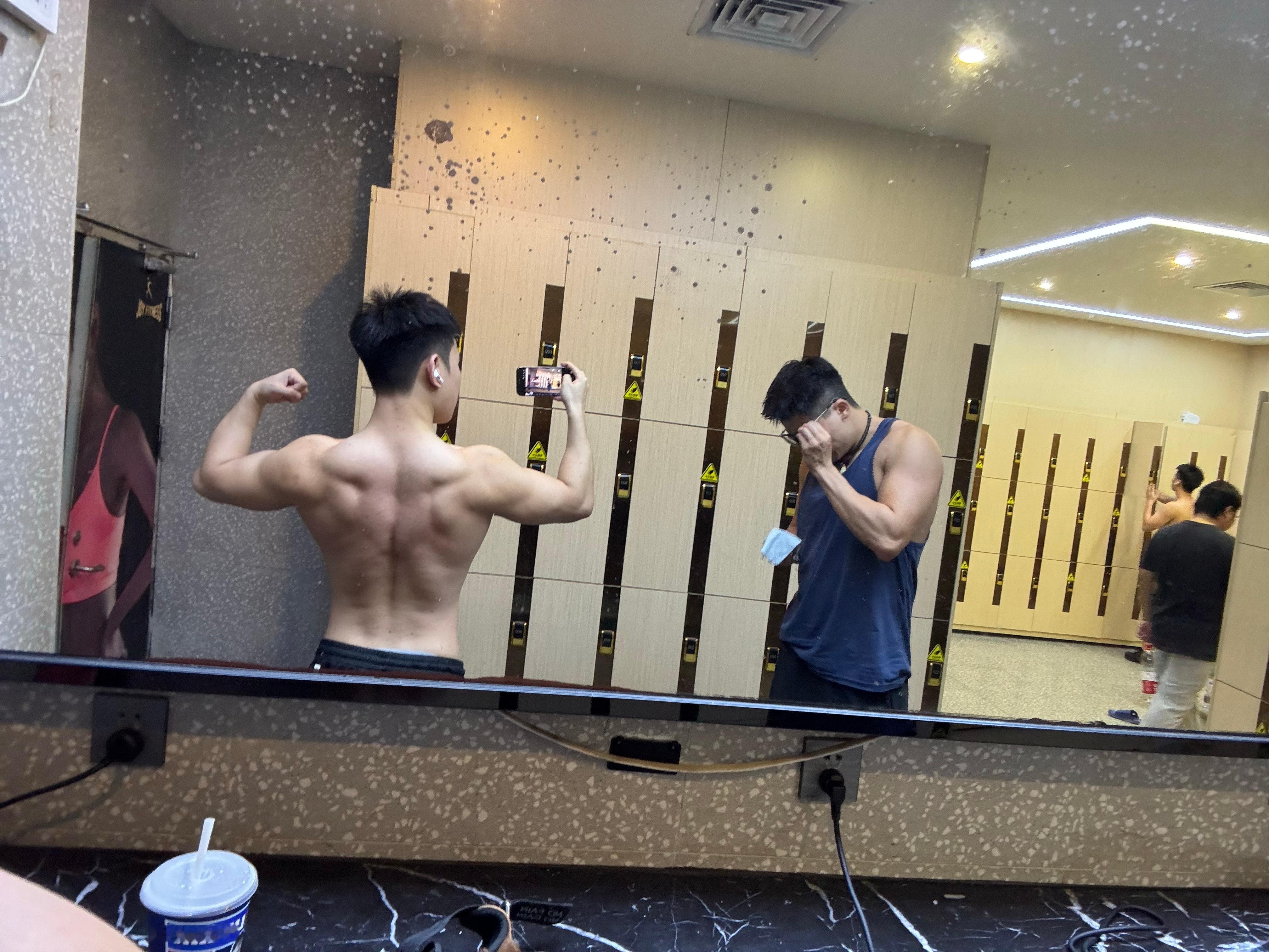 练的背。