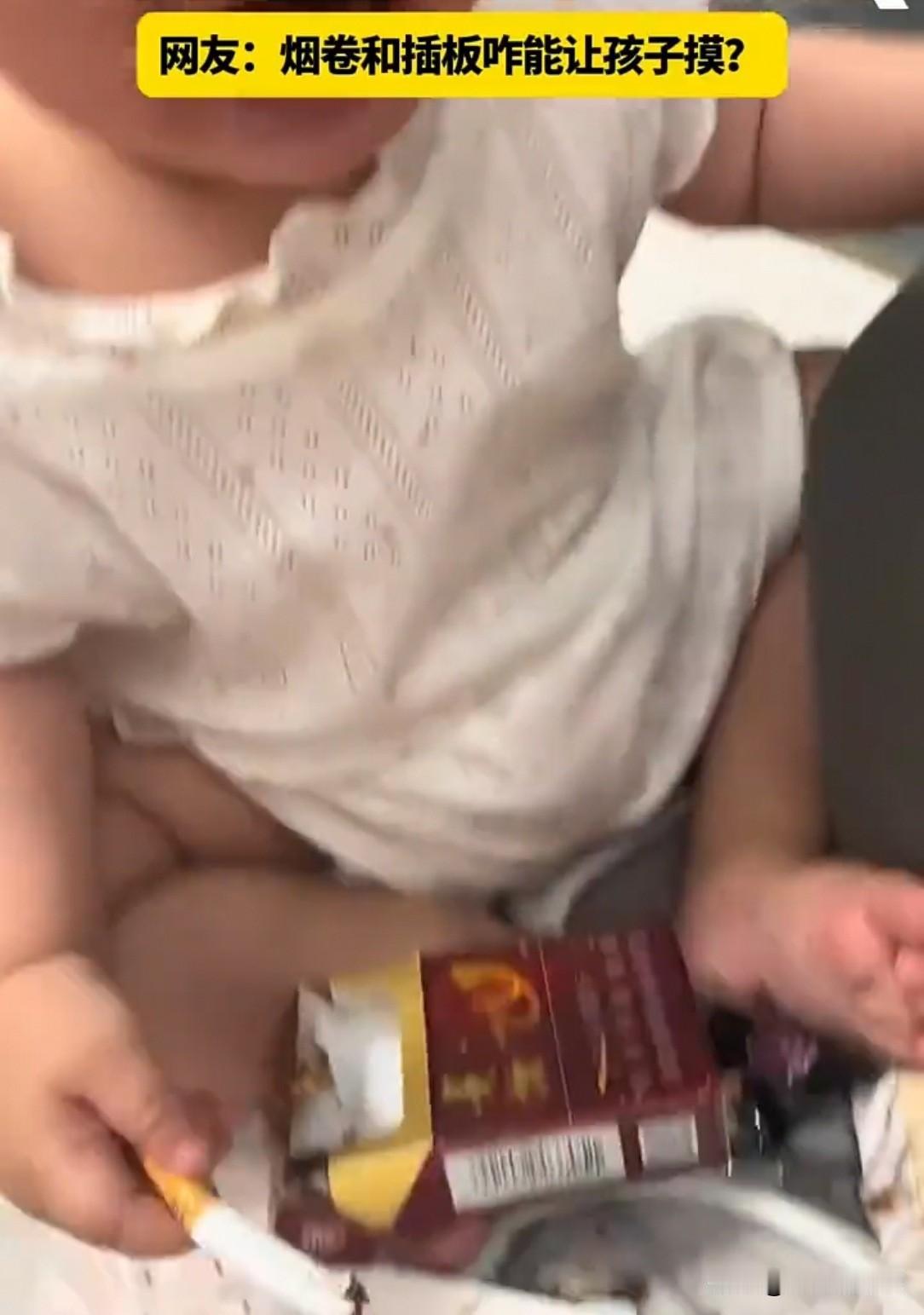 宝宝在爬垫上玩，突然哭了。妈妈抱起来哄，正找哪儿摔了，看见嘴里有东西，看清后吓一