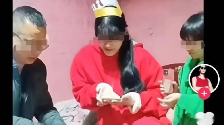 #身高2.3米网红巨人小莫去世#【湖南23岁身高2.3米网红“巨人小莫”去世家人