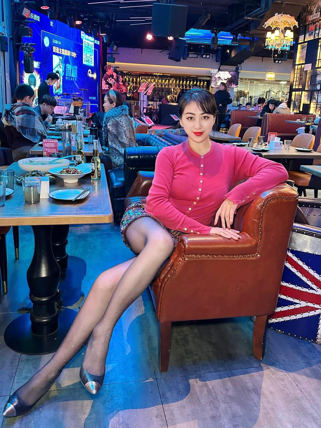 夜店里的时尚女孩，自信满满，享受美好时光！💃🏻✨