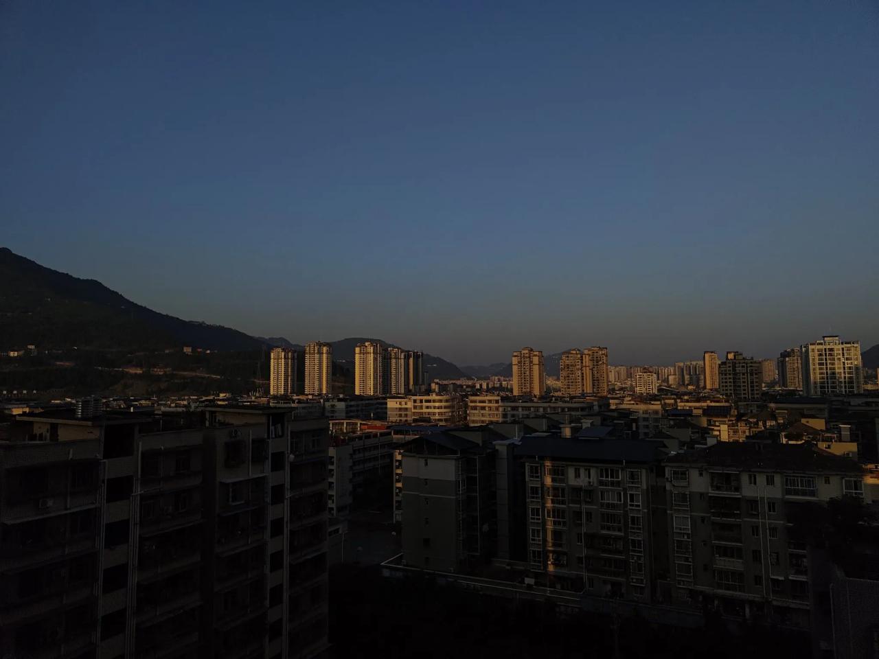 夕阳下的开州新城，多少人走在回家的路上，多少人又在奔向丰盛的晚宴？
