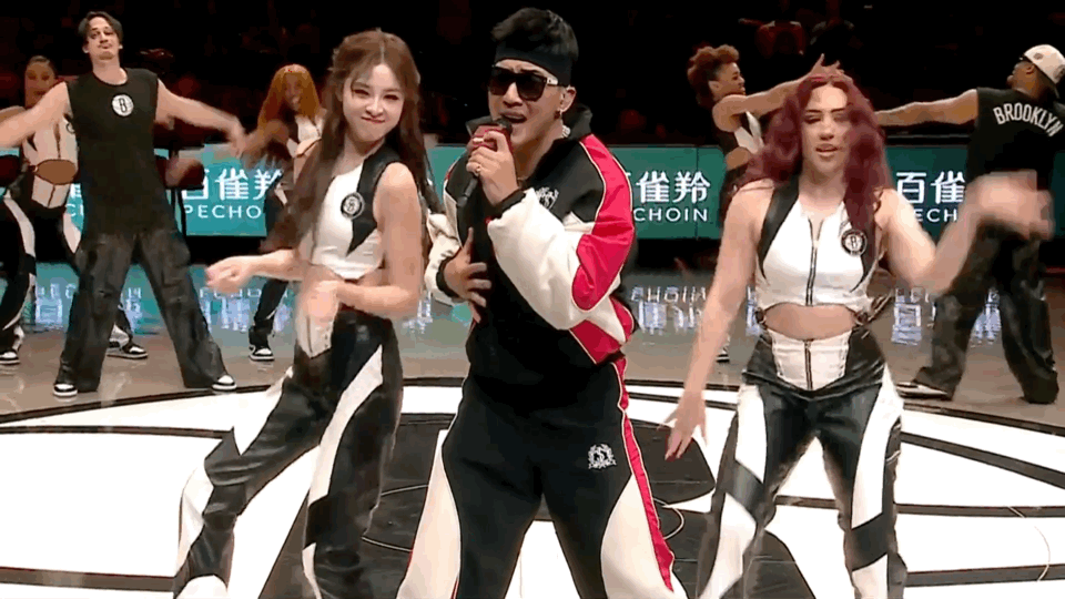 刘畊宏就这样闯进NBA了 刘畊宏在NBA的中国年篮网新春赛上跳特别版本草纲目毽子