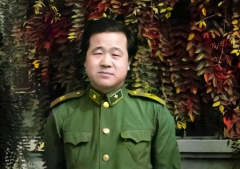 1976年冬，21岁的莫言入伍来到黄县的新兵连，吃的第一顿饭是白面馒头加乱炖。