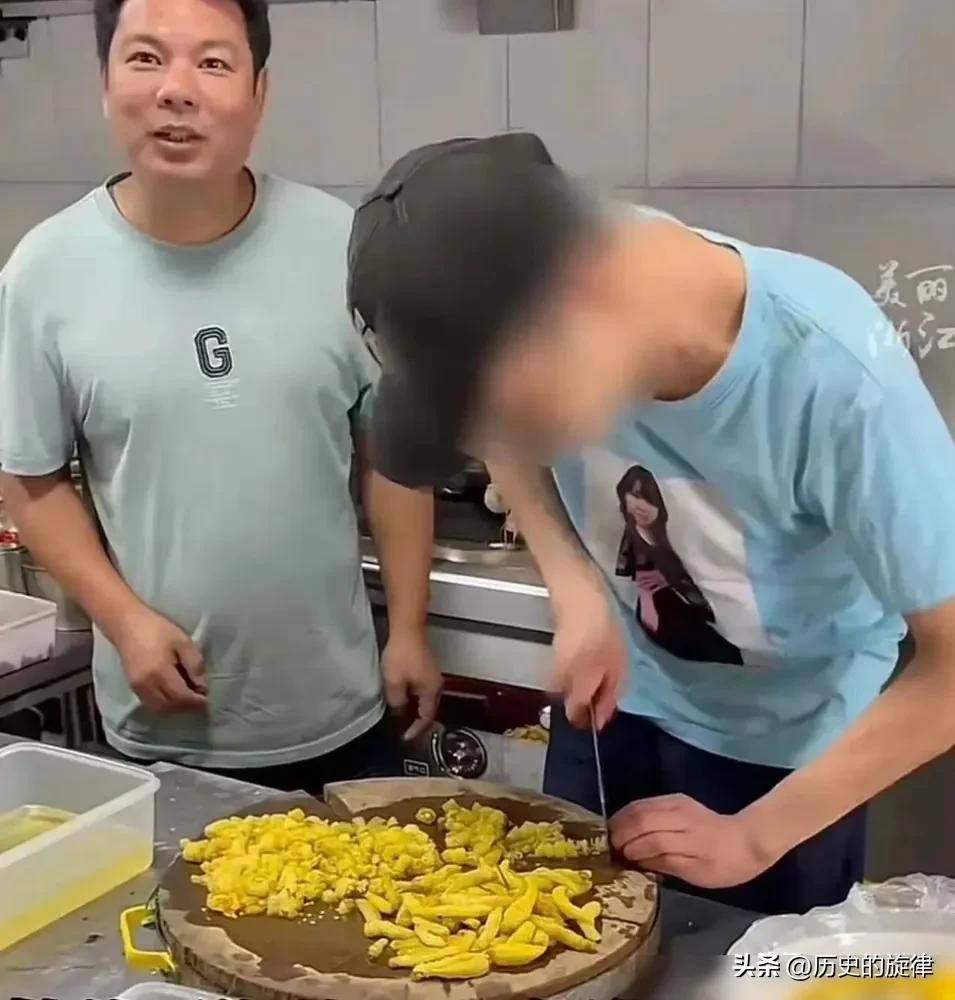 人间最暖烟火！饭馆亏本难撑，老板却给残疾小伙涨薪，善良从来不求回报
 
泪目了！