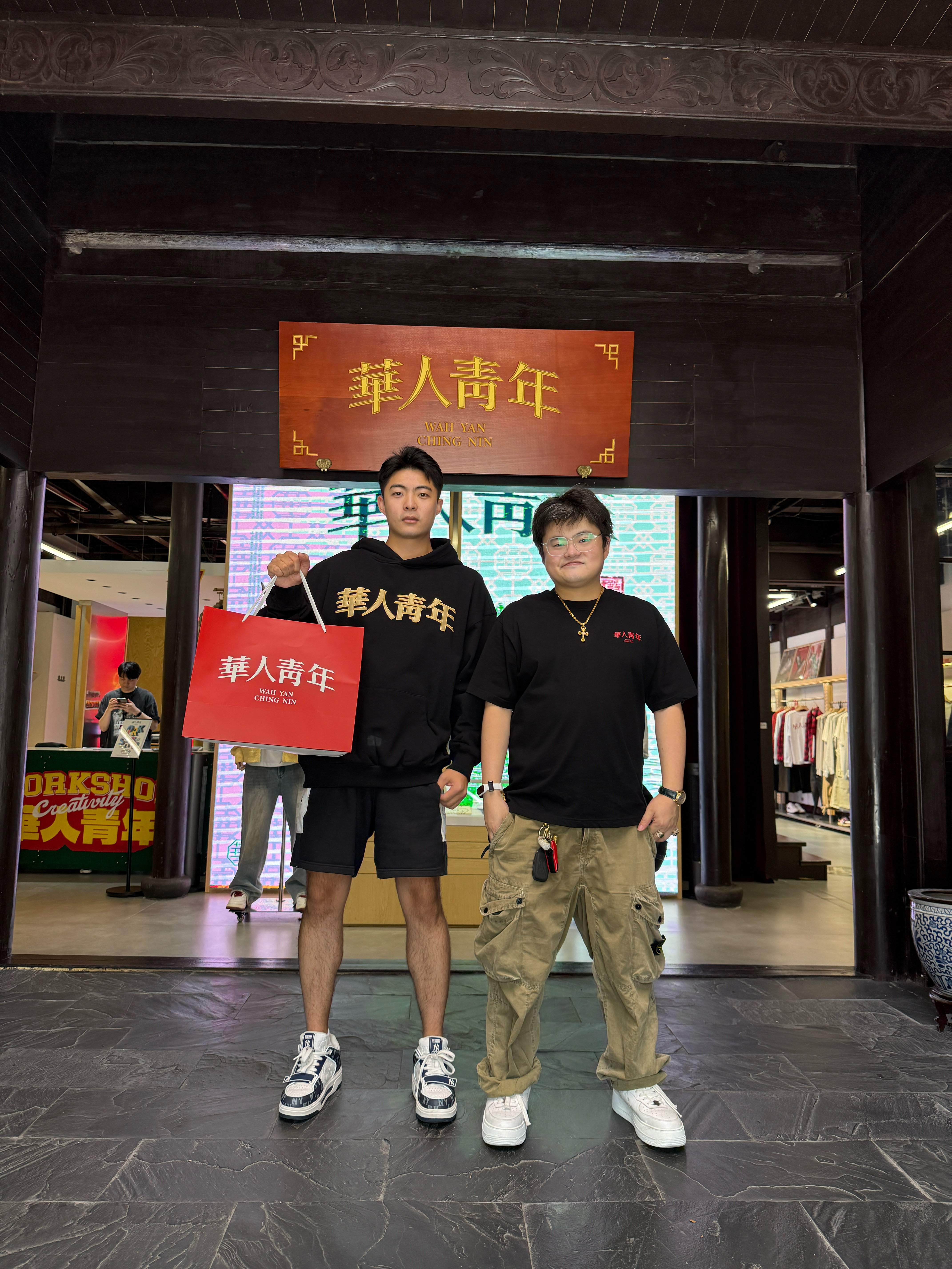 在杭州打卡了线下门店还听讲述了创立背后的情怀每次带着“华人青年”去参加活动采访报