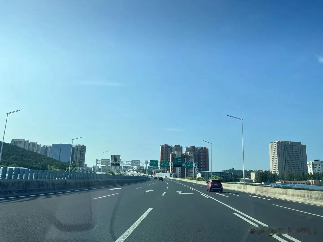 车行三环高架，
路宽车少心情好，
起的早好处多多，
平时拥堵的路现在畅通无阻，