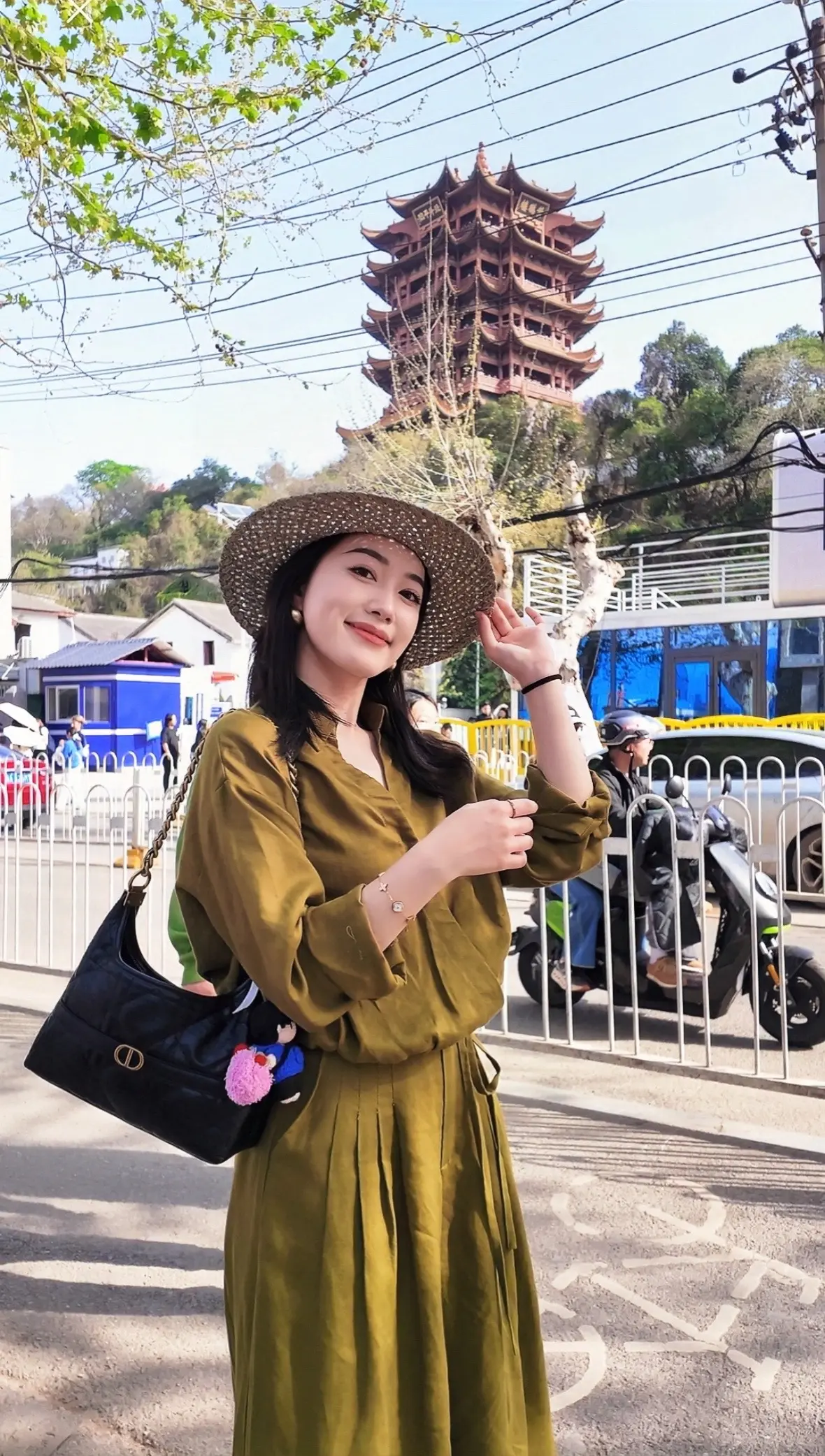 📍𝑾𝒖𝒉𝒂𝒏 黄鹤楼 ˗ˋˏ。老师终于来到了课本中的黄鹤楼