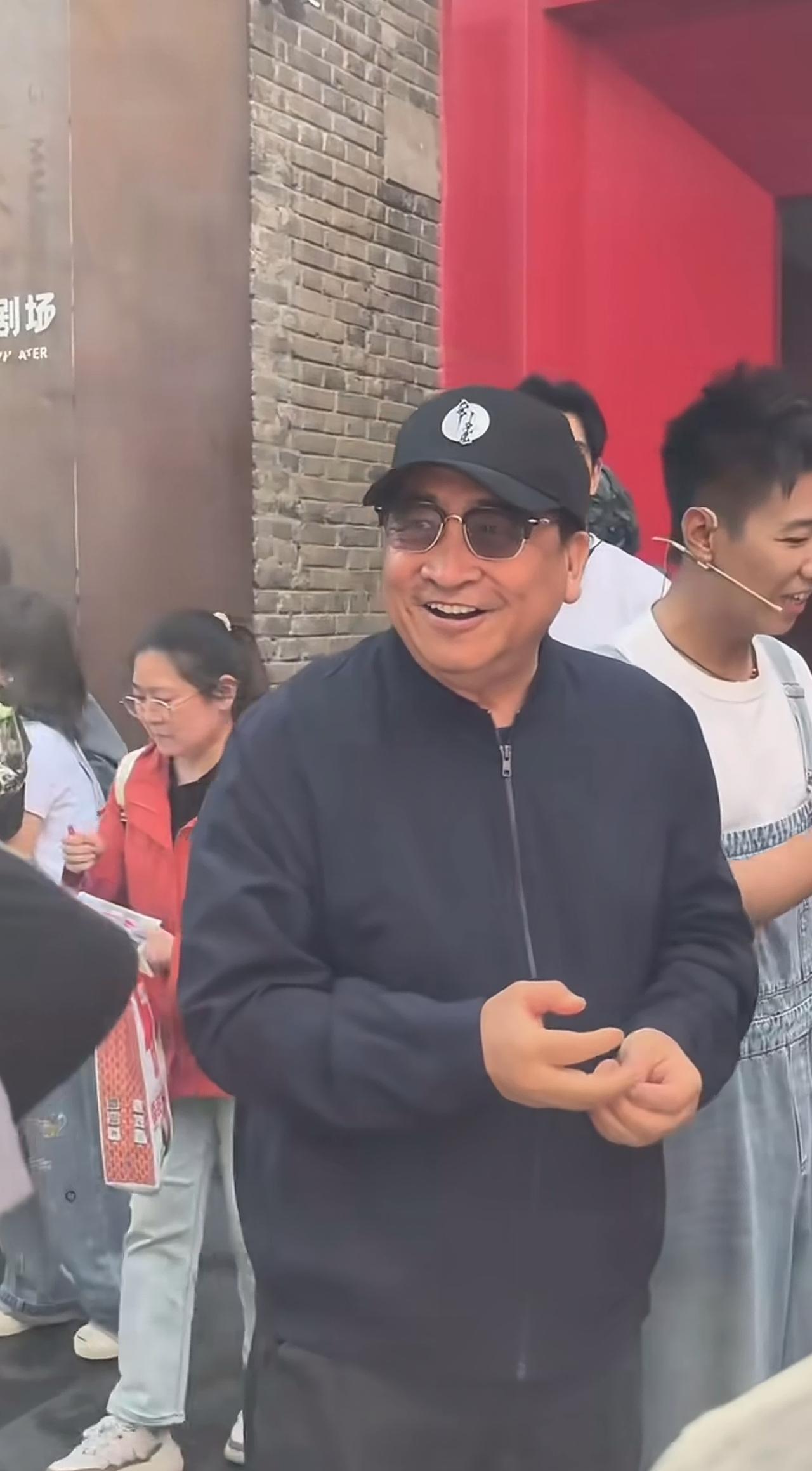 根本闲不下来！已经卸任曲协主席的姜昆，并没有停下自己的脚步，依旧奔波出席各类活动