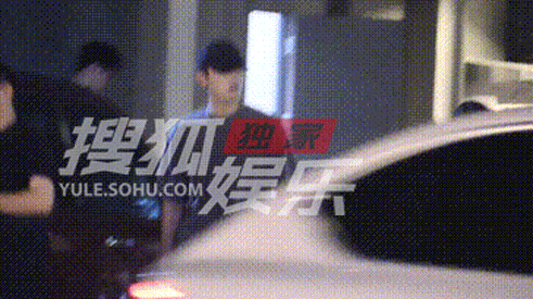 陈飞宇下班困得打哈欠陈飞宇演我下班 陈飞宇从艺术区下班，穿着灰色运动短袖，边走边