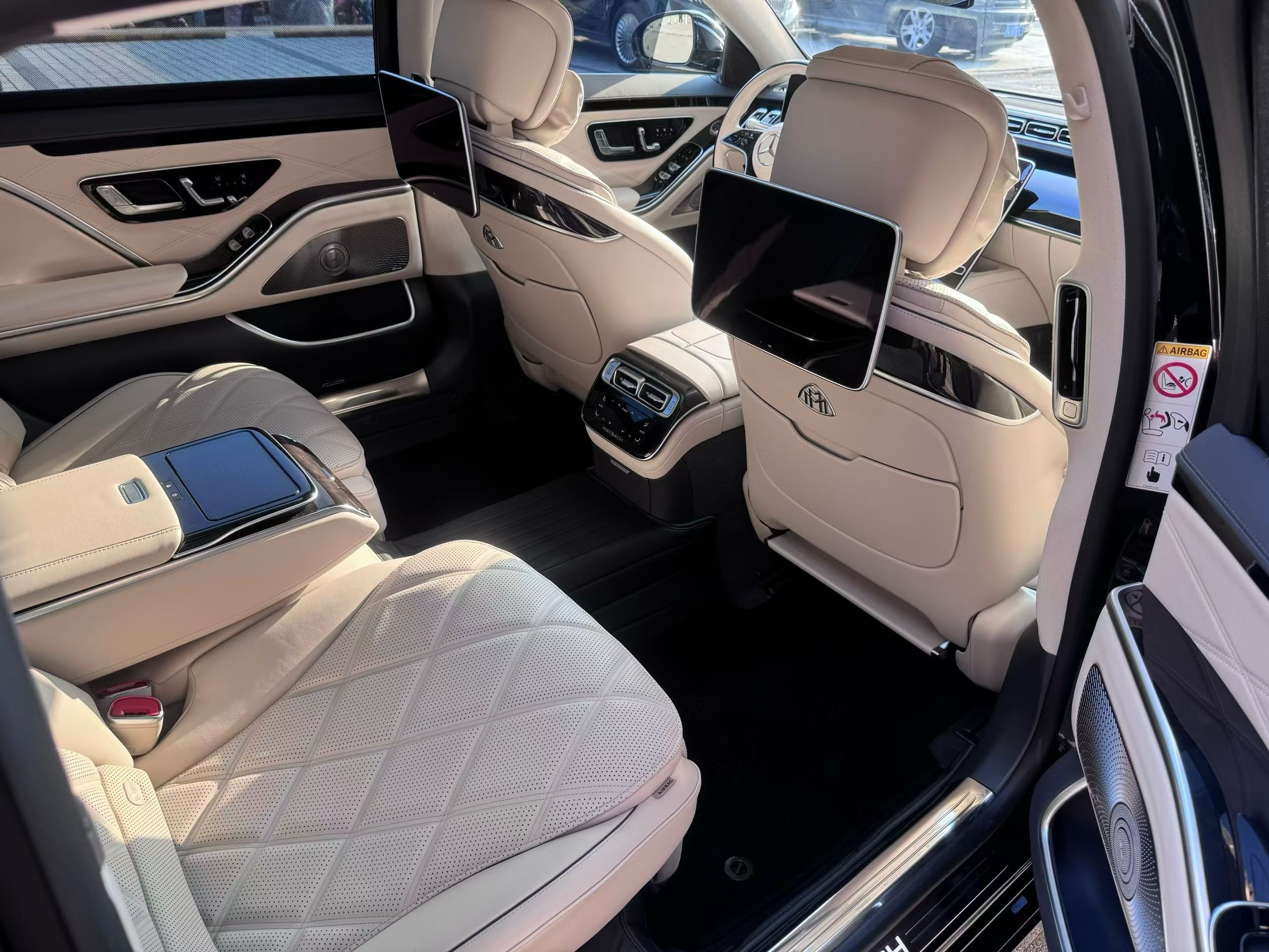 真正的高贵，是于繁华中守一份从容，于前行时护一份初心。这台准新迈巴赫S480，3