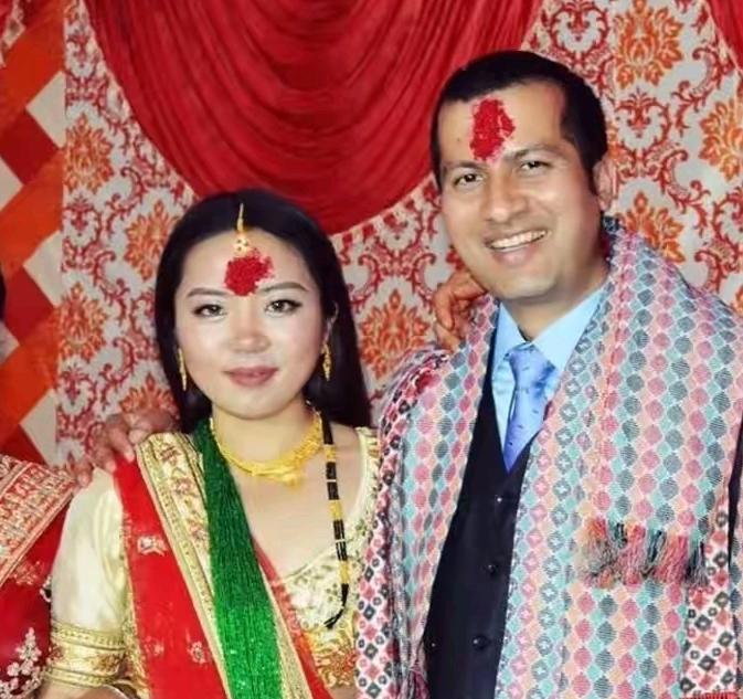 山西姑娘郑艳静嫁到尼泊尔，婚礼上公公逼她喝新郎洗脚水，说加了牛奶鲜花，婆婆还硬灌