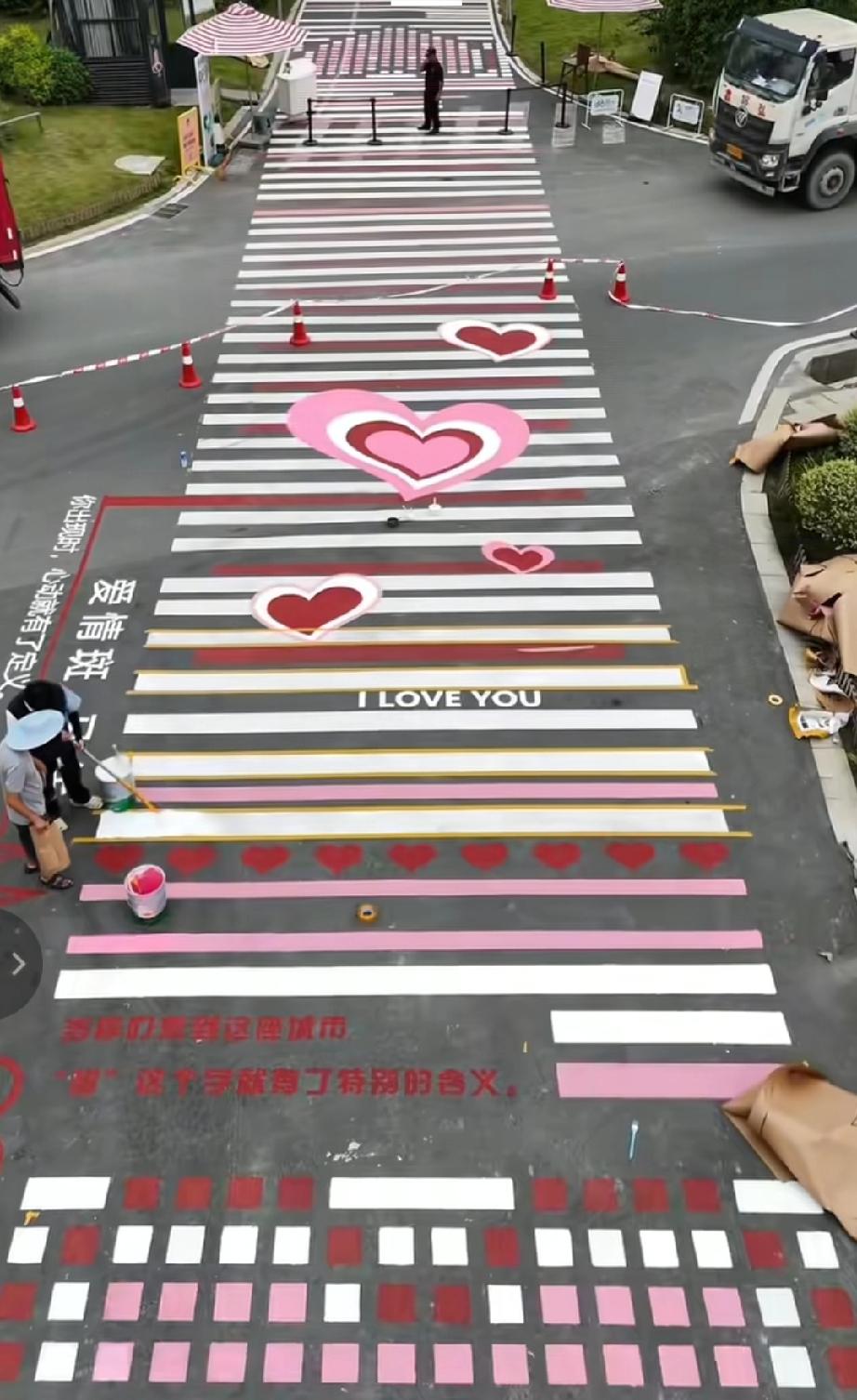宜宾合江门“花式”迎国庆！巨型彩绘点亮城市，氛围感直接拉满！



 
国庆未至