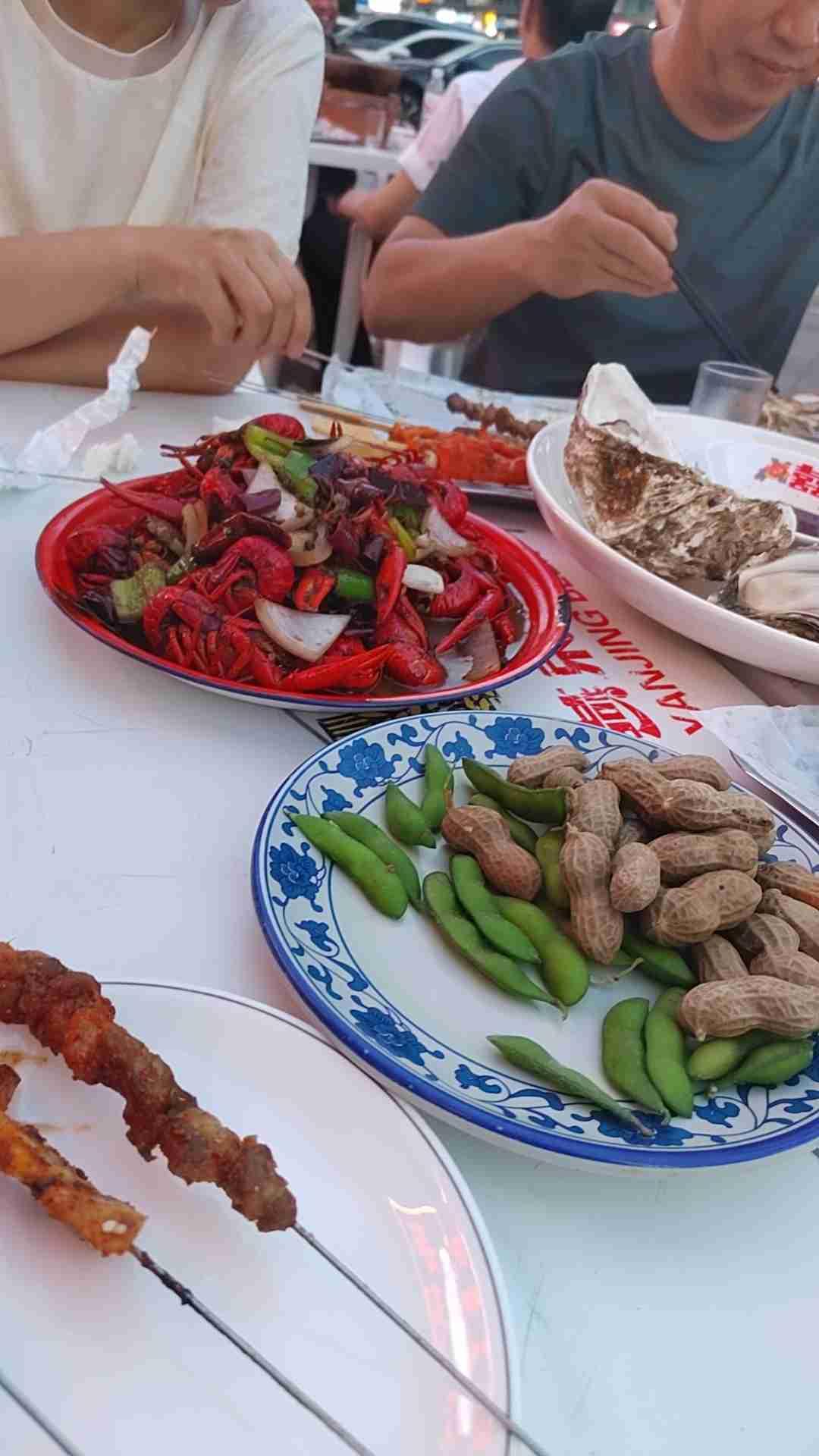 人们常说：远亲不如近邻。
这句话在我这儿得到了很好的验证
我有几个好邻居
隔三差