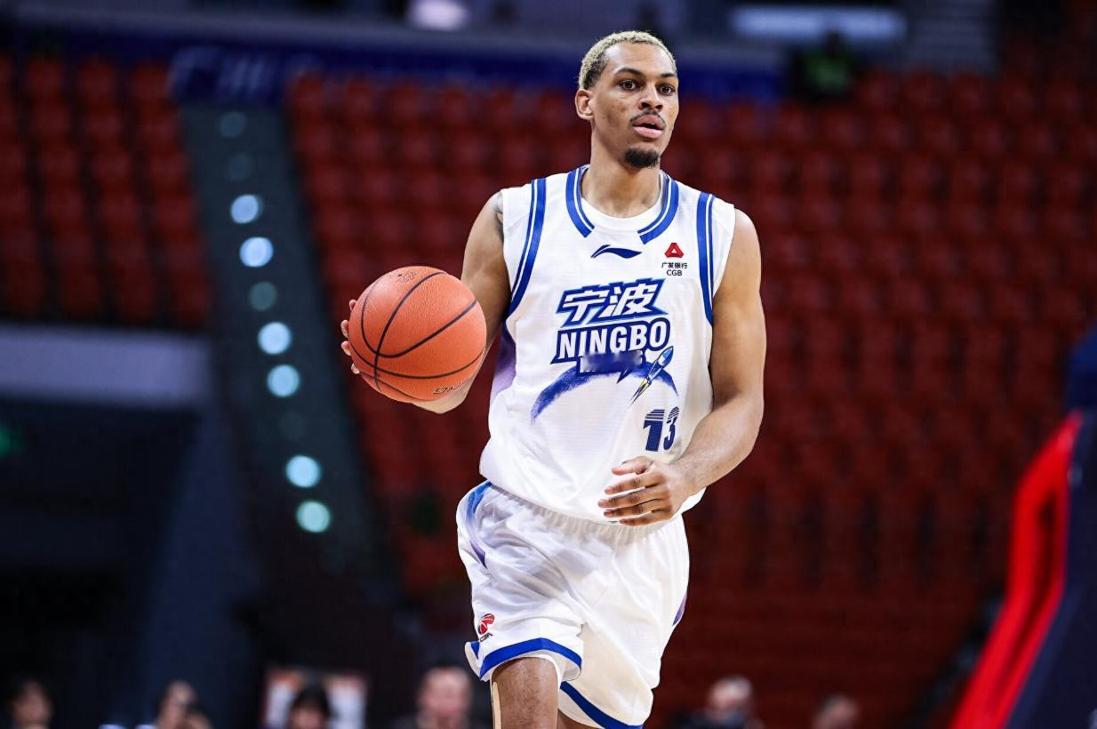 CBA：宁波队取消外援贝兹利的注册！
CBA官网更新的外援注册信息，宁波队直接把