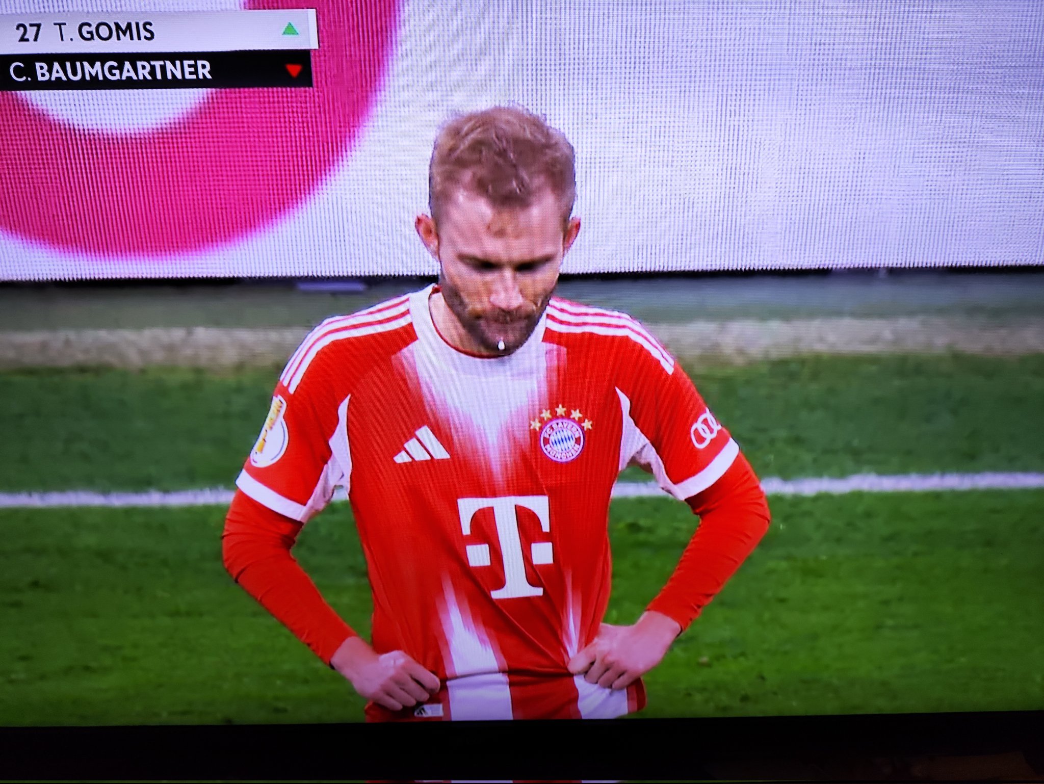 驴驴，为什么一个人偷偷在场上吃自制的小零食？ 