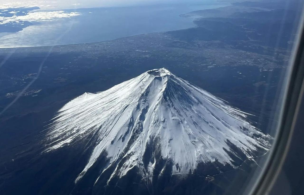 5.6级地震震醒富士山脚，17人受伤。
但日本人现在最怕的不是火山——是天上那两