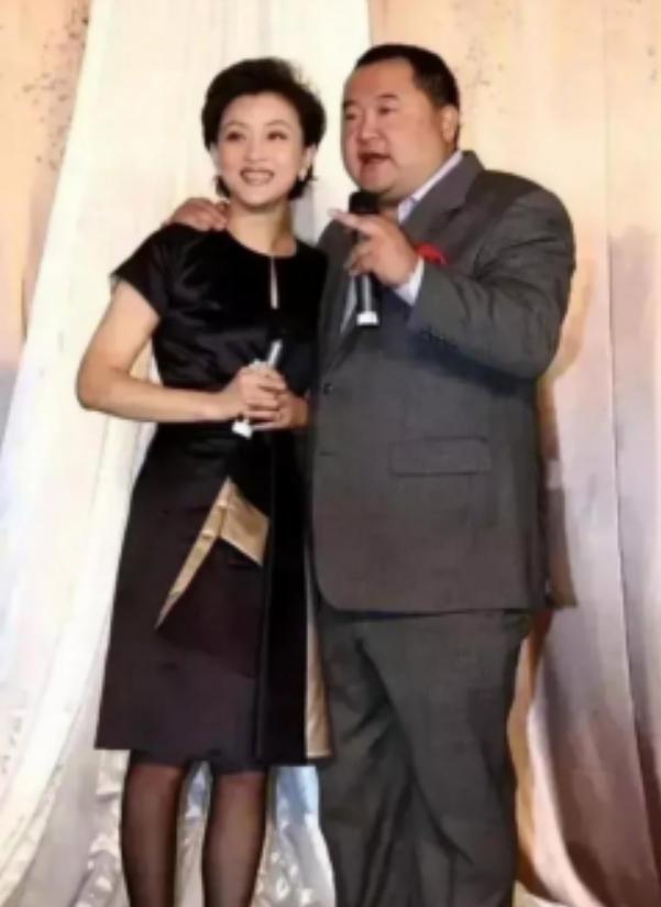 她非要和银行丈夫离婚，转身嫁给200斤的百亿富豪吴征，记者问她是不是为了钱，她的