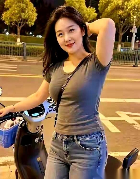 别傻了，真以为大街上盯着漂亮皮囊流口水的只有你们男人？
说句掏心窝子的话，女人们