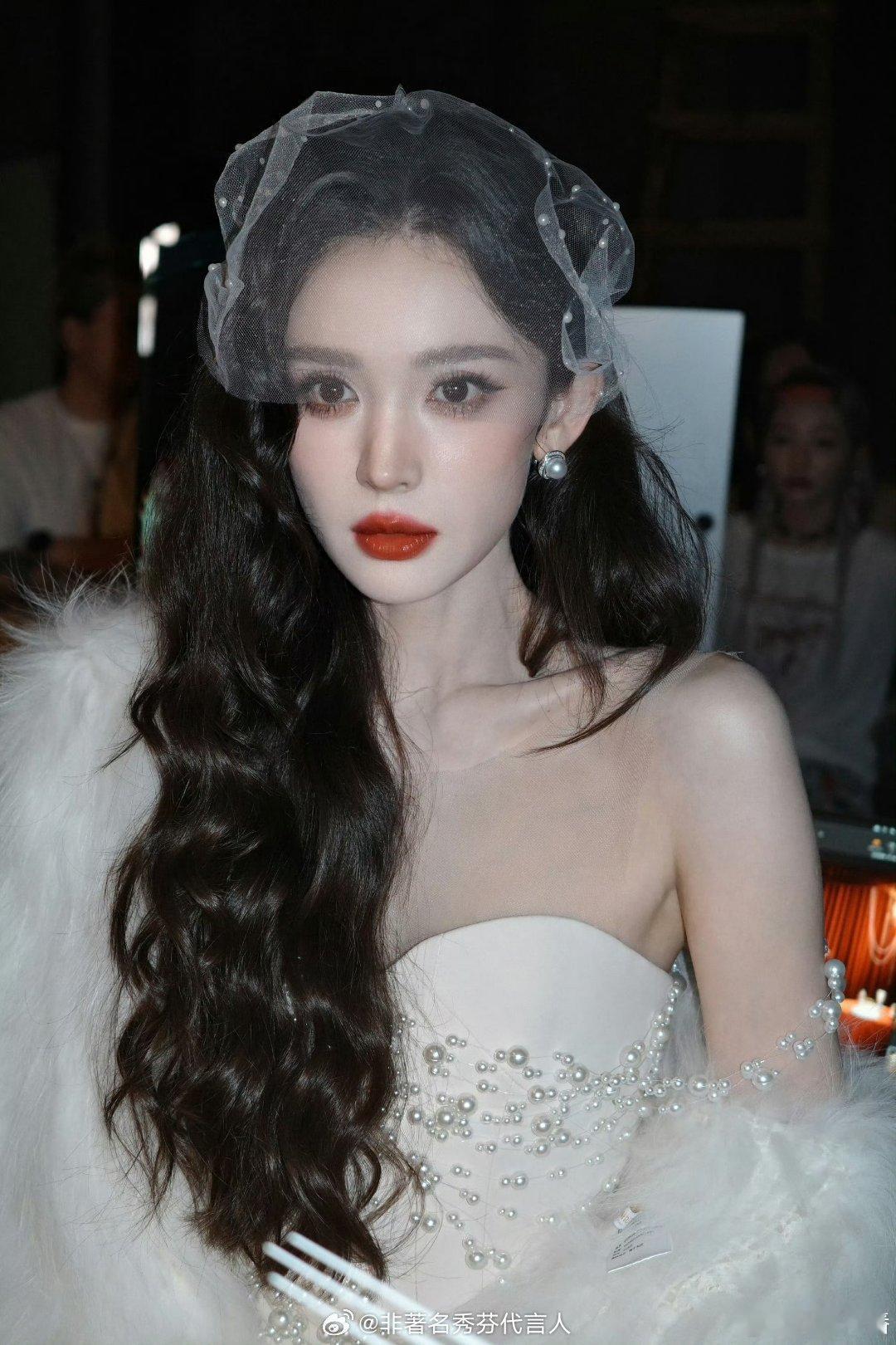 娜扎 美女连色素沉积都像眼影娜扎真的天生就是美人，一个张婧仪一个娜扎都是骨相超绝