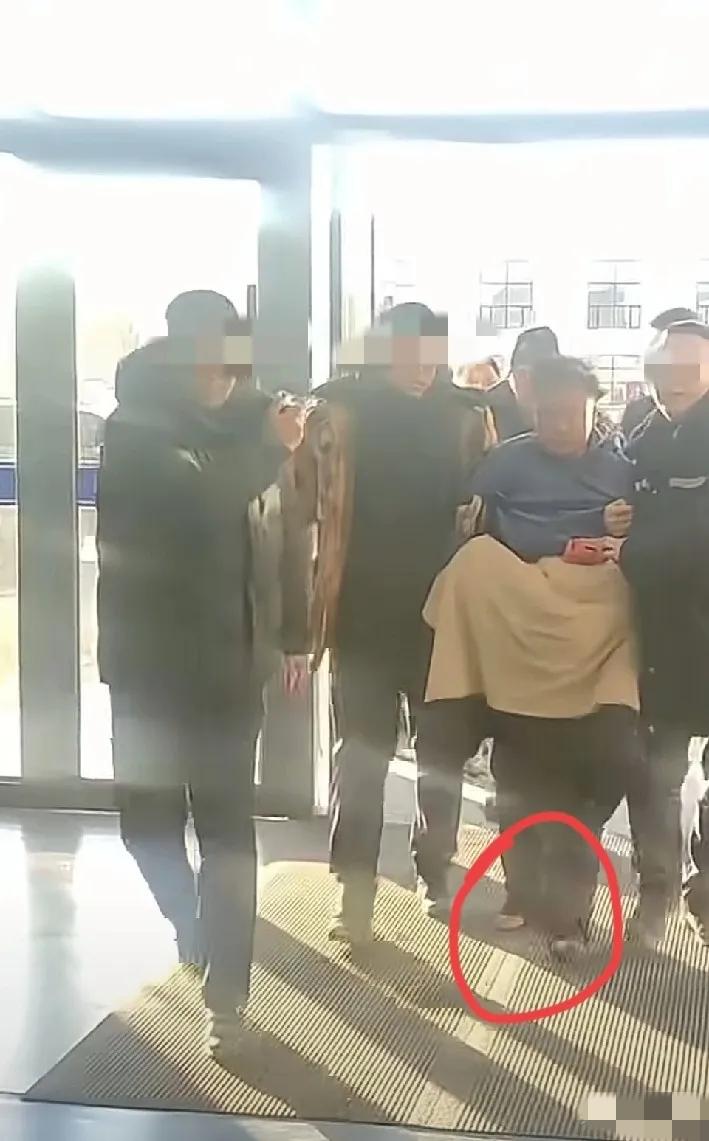 这些说要给犯罪嫌疑人姚某穿鞋的人真是没有原则的老好人，姚某前后因为盗窃罪进去过五