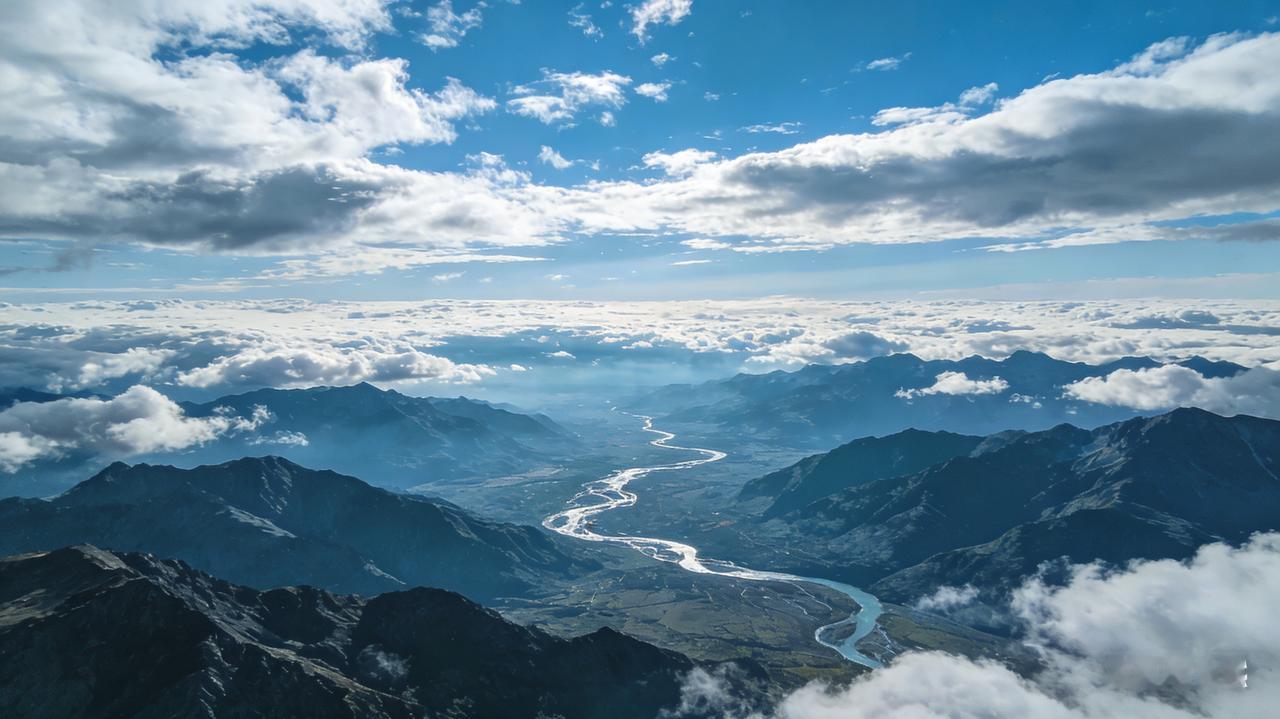 下联：观天地辽阔
上联“看世间繁华”聚焦人间烟火的热闹盛景，下联以“观”对“看”