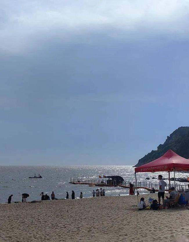 温州海滩女童落水惊险救人事件。
6月20日下午，浙江温州洞头海滩，一名10岁小姑