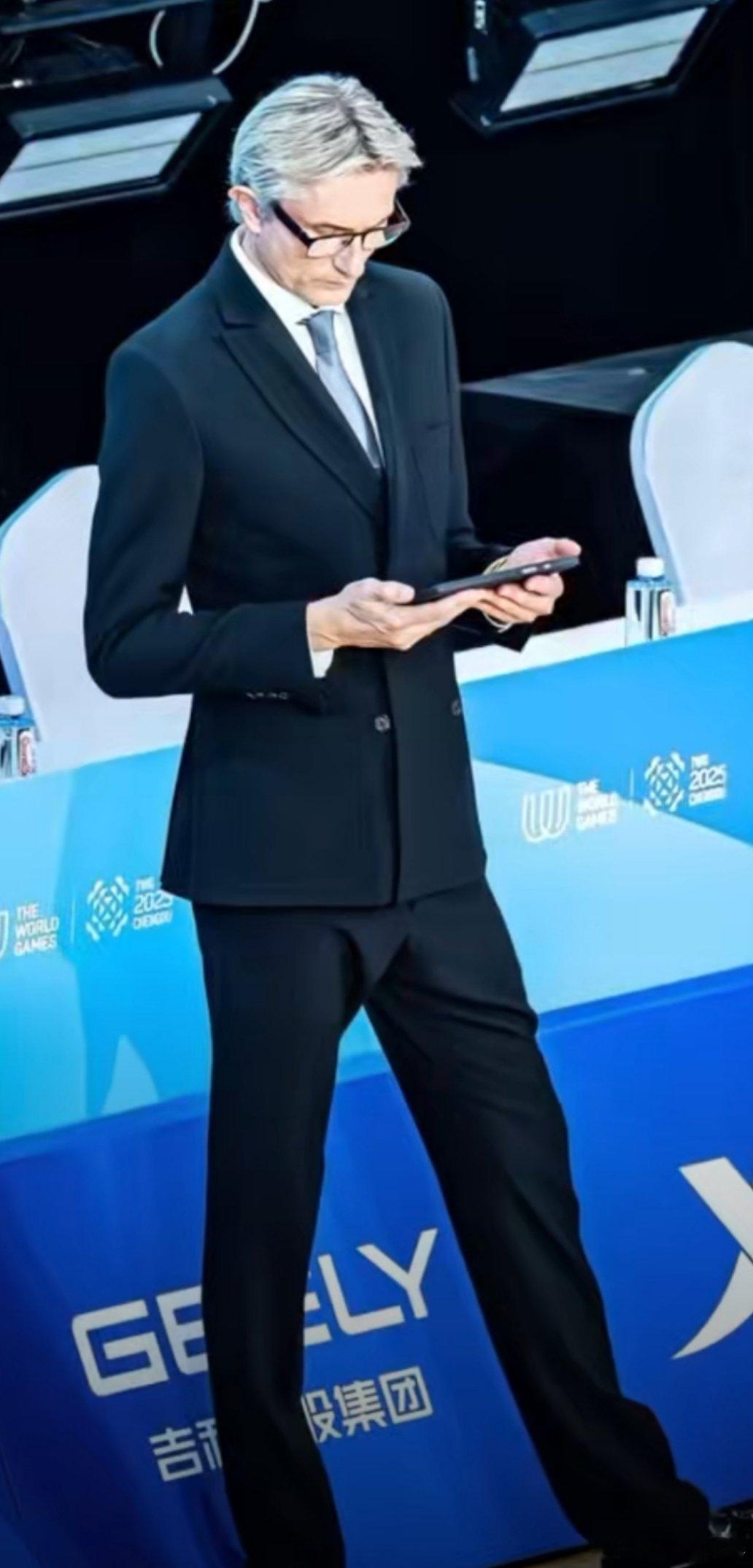 我的老天爷呀，这才是典藏版法拉利九头身裁判跳舞 ​​​