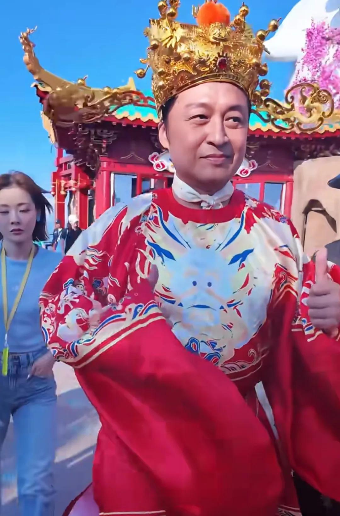 马景涛没办法不拼命呀！他一个人要养一群人，除了他和两任前妻的三个孩子，还有小女友