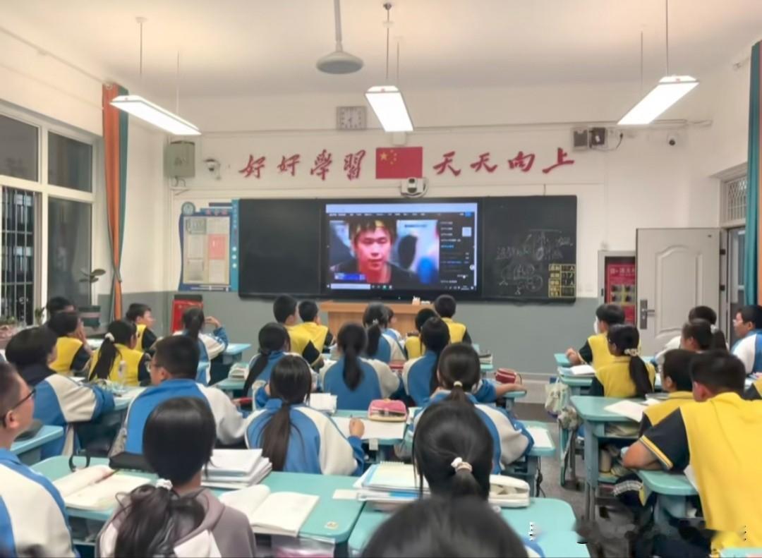 这么刺激的硬仗比赛怎么能独享呢[捂脸]！学校老师和同学一起看亚运会之王楚钦大战林