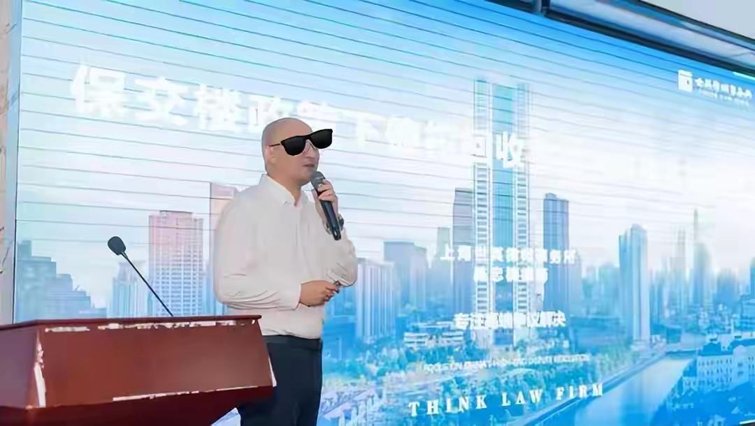 律所主任竟要求秘书“敢喝敢睡”？法律圈这出闹剧太讽刺！
 
各位老铁，咱先品品这