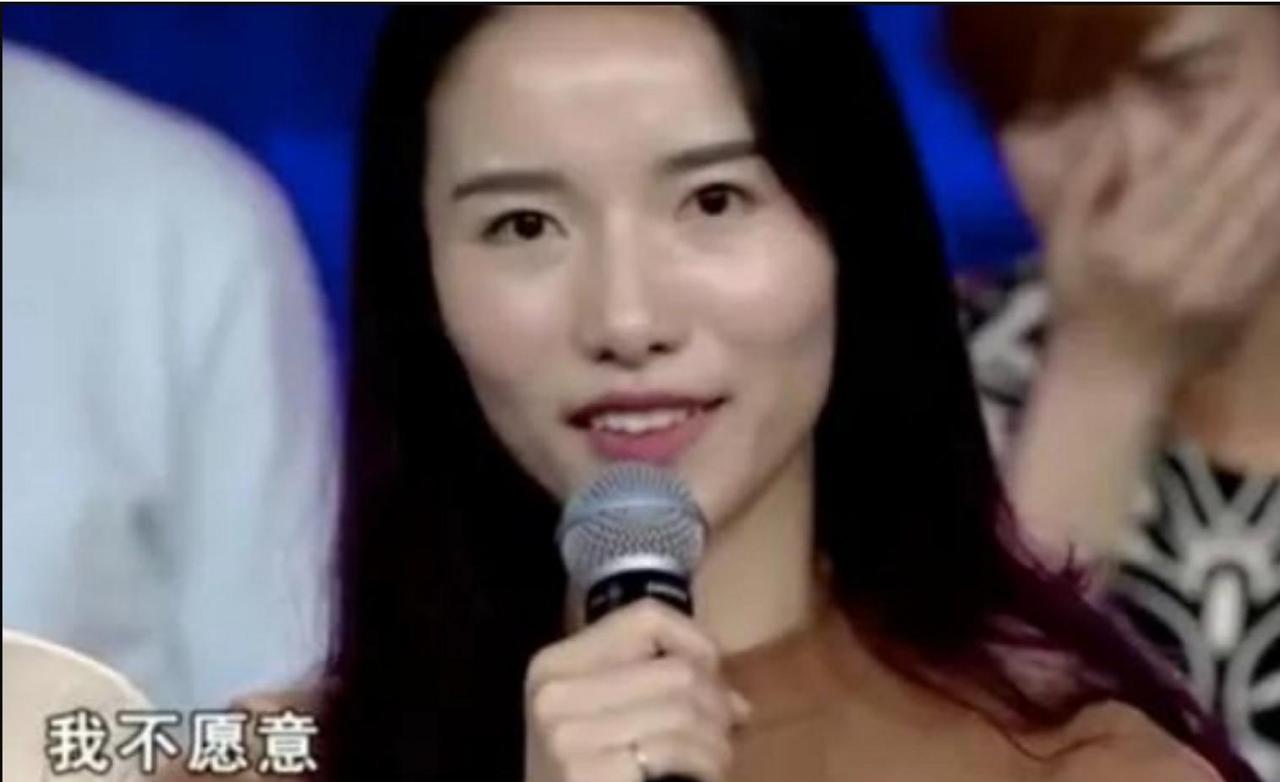 1987年，湖北一对夫妻捡到一个弃婴，养父靠着扛煤气罐将其供到了博士。可没想到，