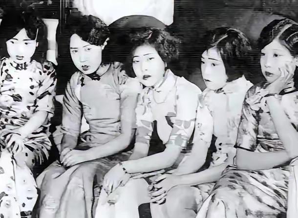 1912年清帝退位，维系两百多年的旗人俸禄制度彻底终止，大量失去生计的八旗妇女被
