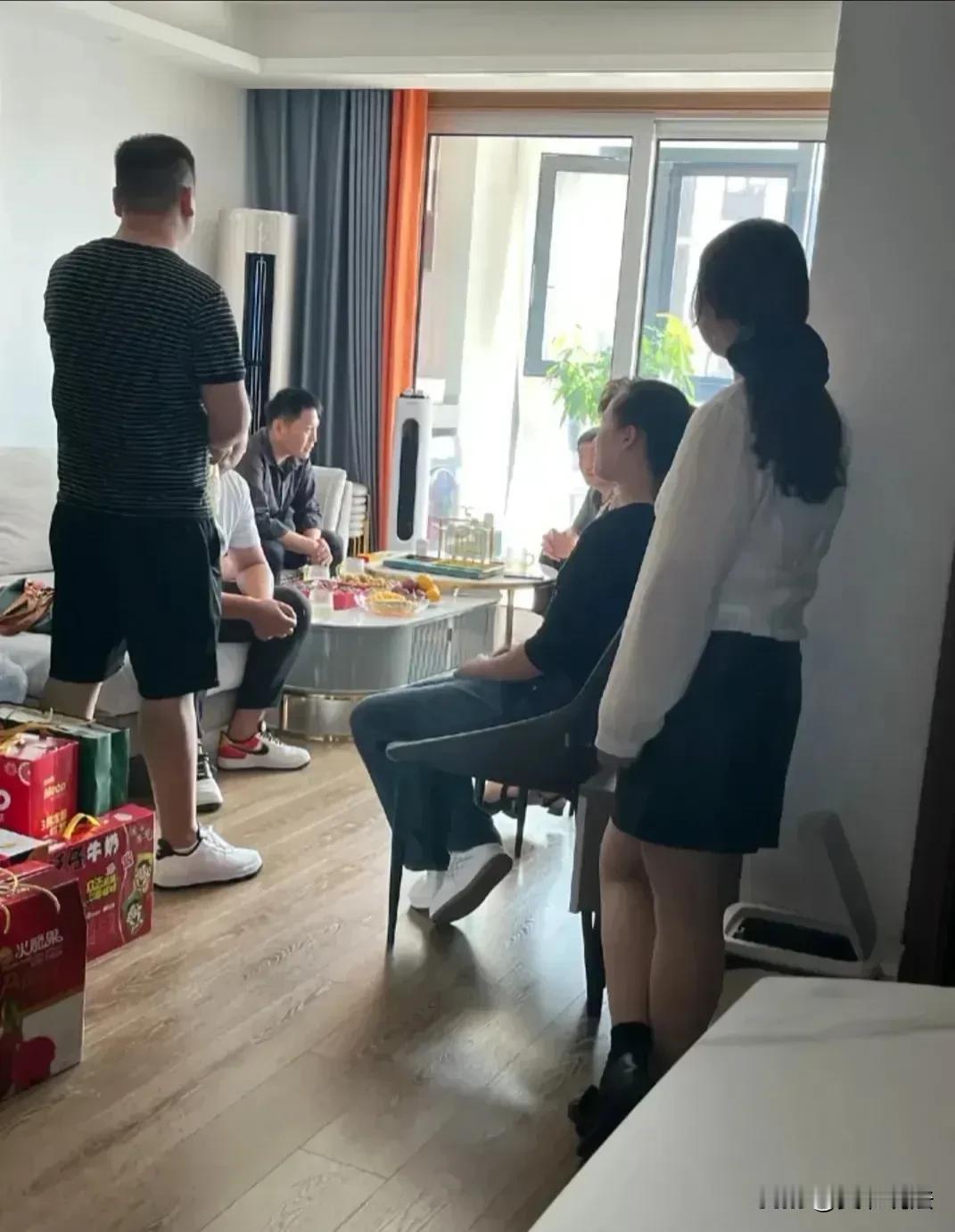 我表弟谈了个女朋友，今天来家里见家长，本来都挺高兴的，没想到最后却不欢而散。

