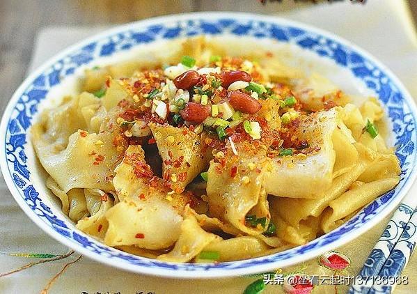 陕西臊子面和油泼面谁能更胜一筹?当然是油泼面了，首先是油泼面种类多：三合一油泼面