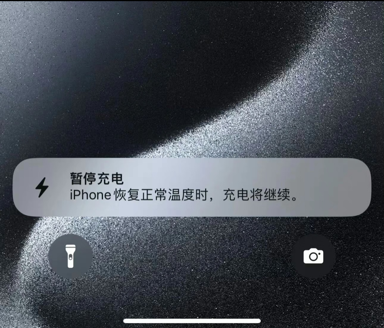 尽量不要给手机整夜充电，我都是晚上玩到20%左右就睡觉，第二天一起来先给手机充上