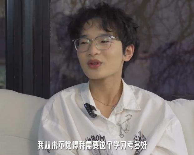 钟美美是我见过的，最聪明、头脑最清醒的网红。

他在全网爆火的那阵子，多少人捧着