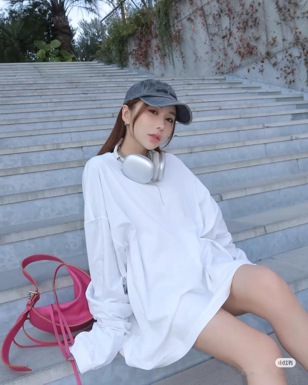 话说日本近几年就推出了许多颜值和气质都相当不错的新晋博主，而MANAMI就是其中