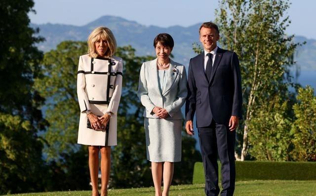 日本首相高市早苗发文说：“为出席 七国集团 （G7）峰会，我抵达以矿泉水闻名的法