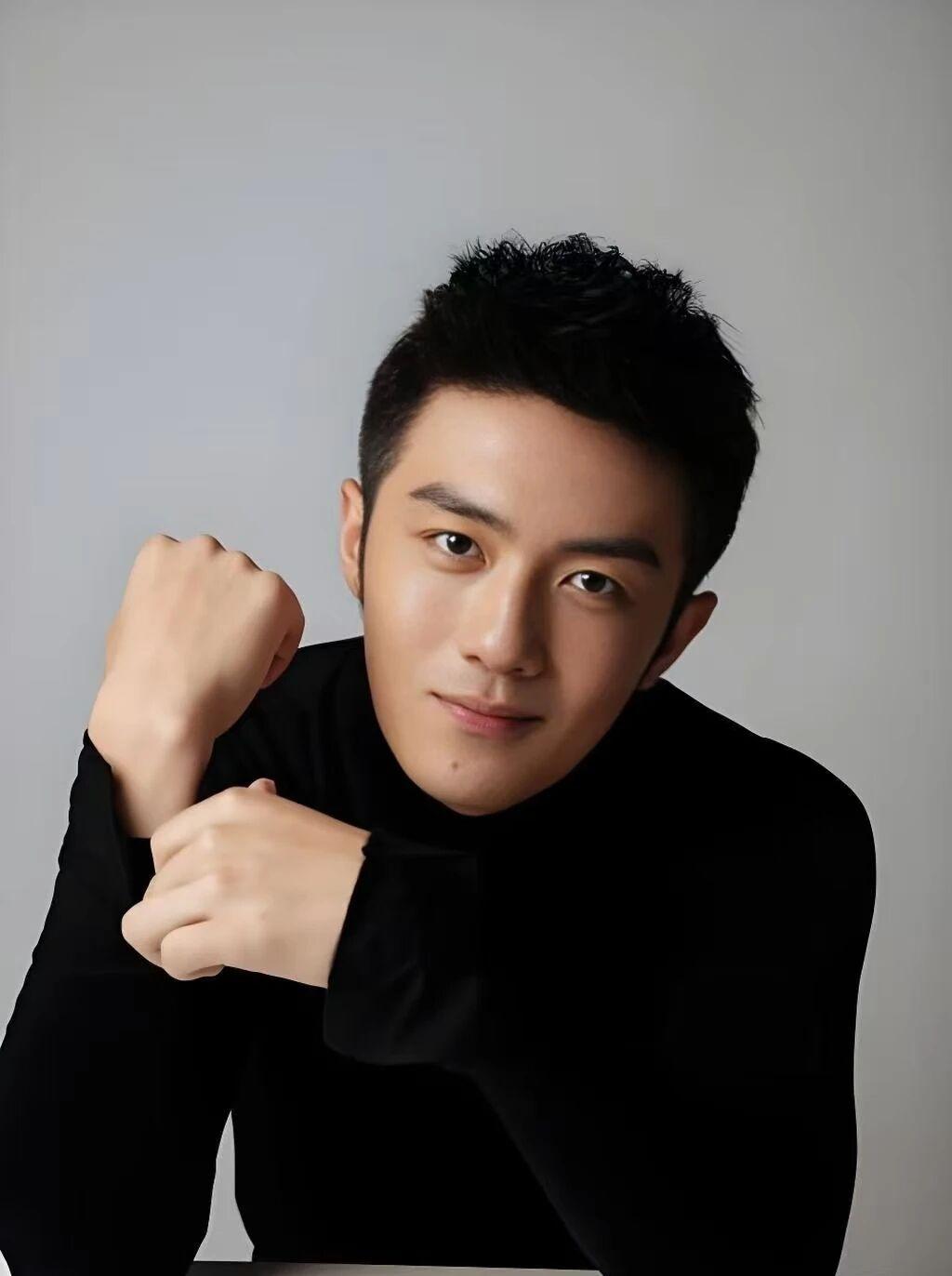 主持人问李泽锋，“你生活中绿茶吗？”李泽锋嘿嘿一笑：“朱滑头比我绿茶多了。他那大