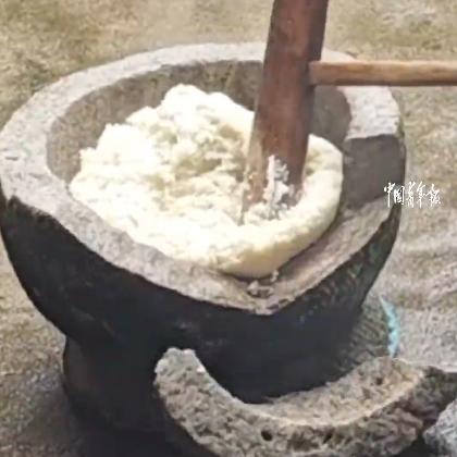 大学生放假回家打糍粑，不慎把祖传粑槽打坏：已有百来年历史，我一捶它就坏了，好像吊