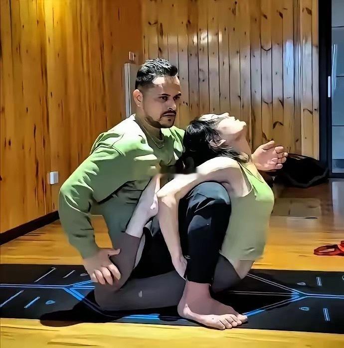 披着羊皮的恶徒终会暴露真面目！河南郑州的一家连锁瑜伽馆，爆出一桩丑闻。一个印度籍