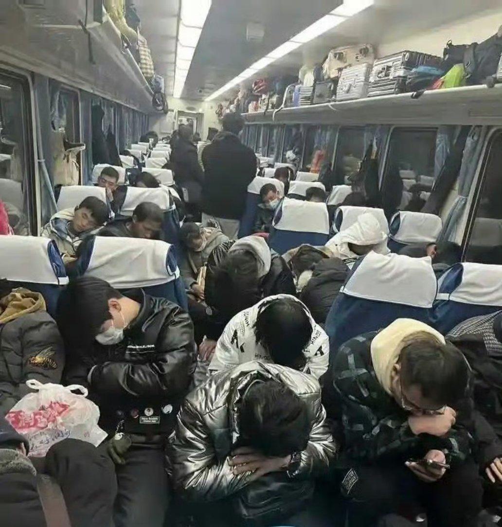 一位中年大叔在回家过年的路上这样说到:  “我乘绿皮火车的车票是264元，需要3