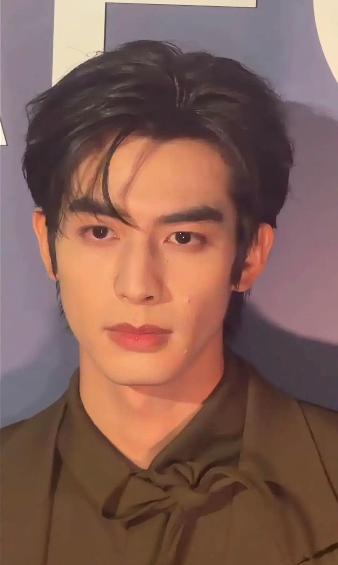 浓颜系长相是不是不扛老啊，感觉真的很受限