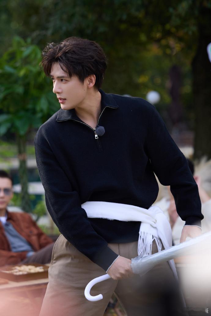 王安宇一个人跳出了群魔乱舞的感觉 王安宇在节目里和陈伟霆斗舞超搞笑！四肢各玩各的